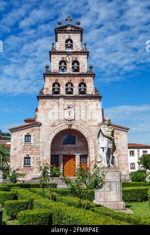 Kirche der Himmelfahrt von Cangas de Onis, Asturien Spanien und Statue von Don Pelayo, erster König von Spanien. Stockfoto