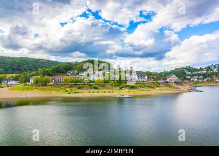 Rurberg und Rursee an einem schönen Tag im Sommer. Touristisches Wahrzeichen für Radfahrer, Wassersport und Hyking-Aktivitäten. Stockfoto