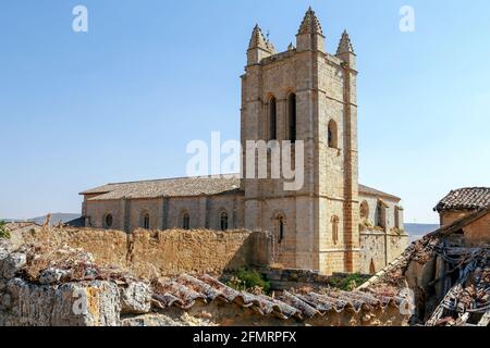 Die Kirche St. John in Castrojeriz Burgos, Spanien stammt aus dem dreizehnten Jahrhundert, mit Verteidigungsturm Stockfoto