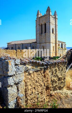 Die Kirche St. John in Castrojeriz Burgos, Spanien stammt aus dem dreizehnten Jahrhundert, mit Verteidigungsturm Stockfoto