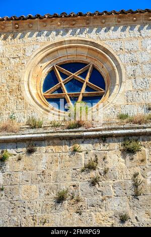 Kirche von San Juan in Castrojeriz Burgos, Spanien aus dem dreizehnten Jahrhundert. Rosette, hervorragendes Exemplar von Pentagramm, pentagramm traditionell inve Stockfoto