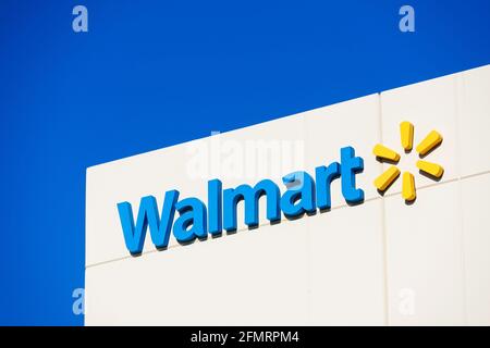 Walmart-Schild, Logo an der Fassade des Bürogebäudes von Walmart Labs im Silicon Valley - Sunnyvale, Kalifornien, USA - 2021 Stockfoto