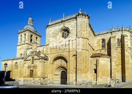 Kathedrale Santa Maria erbaut zwischen dem 12. Und 14. Jahrhundert in Ciudad Rodrigo, einer Grenzstadt in Kastilien und Leon Spanien. Stockfoto