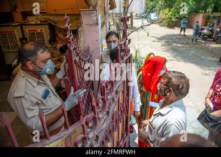 Ghaziabad, Indien. Mai 2021. Polizeibeamter von Uttar Pradesh sah sich im Impfzentrum mit Menschen unterhalten, die nach der Erlaubnis der Regierung von Uttar Pradesh zur Impfung von Personen über 18 Jahren gekommen sind. Kredit: SOPA Images Limited/Alamy Live Nachrichten Stockfoto