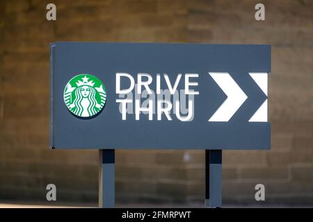 Starbucks Logo auf Drive-Thru-Schild im Starbucks Coffee Shop - San Jose California, USA - 2021 Stockfoto
