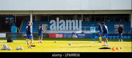 Solihull, Großbritannien. Mai 2021. Solihull Moors wärmen sich während des Spiels der Vanarama National League zwischen Solihull Moors & Weymouth im SportNation.bet Stadium in Solihull, England auf Quelle: SPP Sport Press Foto. /Alamy Live News Stockfoto