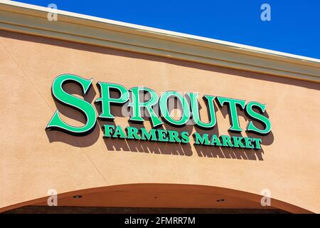 Sprouts Farmers Market Zeichen auf dem Lebensmitteleinzelhandel Standort - San Jose California, USA - 2021 Stockfoto