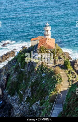 Leuchtturm von Cudillero, Asturien, Nordspanien. Vertikale erschossen Stockfoto