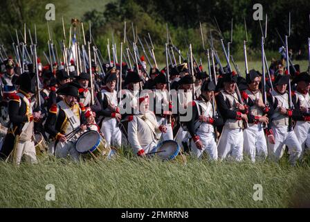 Die französische Infanterie bewegt sich während der Nachstellung der Schlacht von Waterloo in einer Reihe. Stockfoto