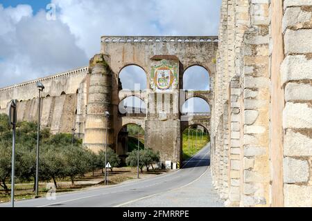 Die Bögen des römischen Aquädukts Aqueduto da Amoreira in Elvas in Portugal, Detail des Stadtschildes Stockfoto