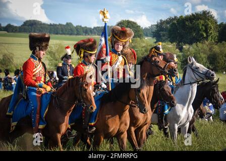 Französische Kavallerie auf dem Vormarsch bei der Nachstellung der Schlacht von Waterloo. Stockfoto