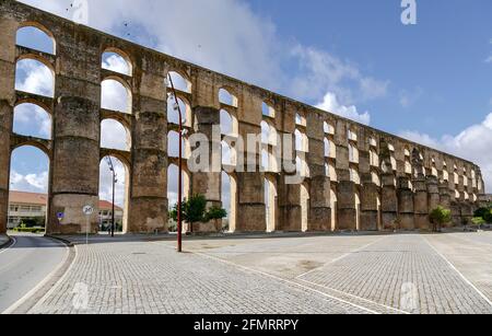 Die Bögen der römischen Aquädukt Aqueduto da Amoreira in Elvas, Portugal Stockfoto