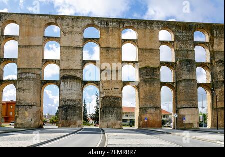 Die Bögen der römischen Aquädukt Aqueduto da Amoreira in Elvas, Portugal Stockfoto