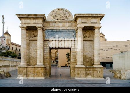 Das Tor nach Córdoba befindet sich auf dem Gelände des früheren römischen und maurischen Tore, die die Stadt, um die römische Brücke vereint. Stockfoto