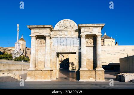 Das Tor nach Córdoba befindet sich auf dem Gelände des früheren römischen und maurischen Tore, die die Stadt, um die römische Brücke vereint. Stockfoto