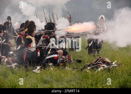 Mitten im Krieg: Die französische Alte Garde verströmte Rauch, während sie bei der Nachstellung der Schlacht von Waterloo auf den Feind schoss. Stockfoto