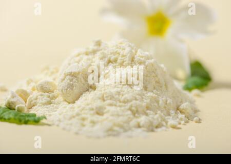 Getrocknetes Gelée Royale auf hellem Hintergrund. Nahaufnahme. Stockfoto