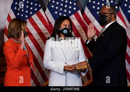 Die Sprecherin des US-Repräsentantenhauses, Nancy Pelosi (D-CA) (L), schwört am 11. Mai 2021 feierlich auf dem Capitol Hill in Washington, dem designierten Kongressabgeordneten Troy Carter aus Louisiana. Foto von Yuri Gripas/ABACAPRESS.COM Stockfoto