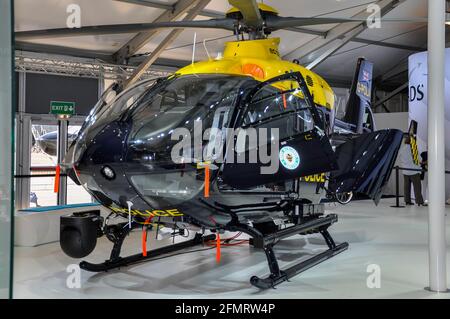 Eurocopter EC135 Helikopter G-POLA auf der Farnborough International Airshow 2010, Großbritannien. Jetzt Airbus Helicopters H135. Messestand in der Messehalle Stockfoto