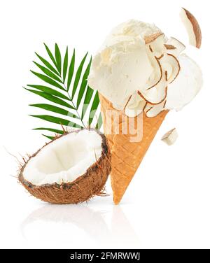 Kokoseis-Konus mit Palmenblatt isoliert auf weißem Hintergrund mit Clipping-Pfad. Stockfoto