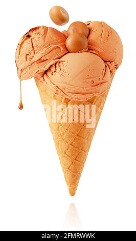 Eis mit Süßigkeiten und tropfendem Karamell isoliert mit Schneideweg. Stockfoto