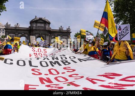 Madrid, Spanien, 8.. Mai 2021. Demonstranten nehmen an einer Demonstration zur Unterstützung kolumbianischer Bürger Teil, die gegen die gewaltsame Unterdrückung von regierungsfeindlichen Protesten kämpfen Stockfoto