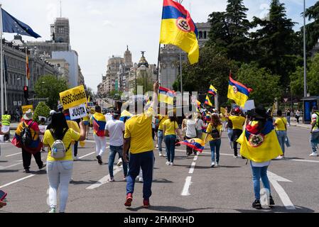 Madrid, Spanien, 8.. Mai 2021. Demonstranten nehmen an einer Demonstration zur Unterstützung kolumbianischer Bürger Teil, die gegen die gewaltsame Unterdrückung von regierungsfeindlichen Protesten kämpfen Stockfoto