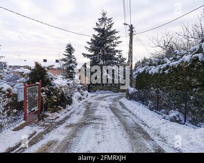 Winter Wonderland, Polnische Berge kleine Straßen, Schnee auf Bäumen, Weitwinkel, vertikale und horizontale Ansicht, Stockfoto