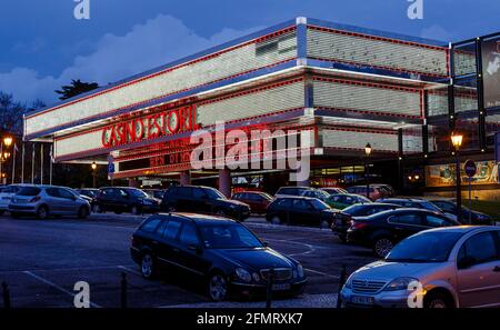 Estoril, Portugal - 19. März 2016: Fassade des Estoril Casinos in der Nacht. Es befindet sich in der Nähe von Lissabon und ist das berühmteste Casino in Portugal Stockfoto