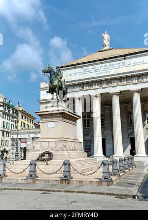 Genua, Italien - 27. September 2015: Statue von Giuseppe Garibaldi - italienischer General und Politiker auf Sockel vor dem Opernhaus (Teatro Carlo Fe Stockfoto