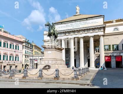 Genua, Italien - 27. September 2015: Statue von Giuseppe Garibaldi - italienischer General und Politiker auf Sockel vor dem Opernhaus (Teatro Carlo Fe Stockfoto