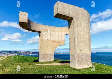 Gijon, Spanien - 31. März 2015: Lobrede über den Horizont in Gijon, Spanien. Die Skulptur wurde von Eduardo Chillida entworfen und ist eines der bekanntesten Monu Stockfoto