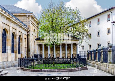 Guernica, Spanien - 09. April 2018: Der neue Baum von Gernika. Eiche, die traditionelle Freiheiten für das Volk der Biskaya symbolisiert, und als Erweiterung für Stockfoto