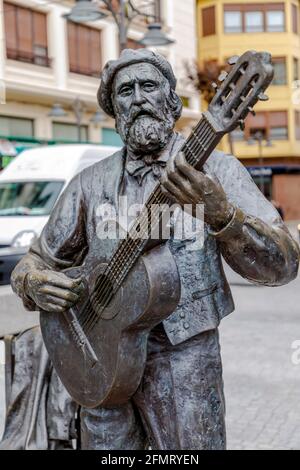 Guernica, Spanien - 09. April 2018: Monumnt an Jose Maria Iparragirre, Gitarrist und Autor der Hymne Gernikako Arbola, The Tree of Gernika, Gernika L Stockfoto