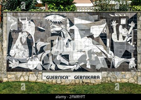Guernica, Spanien - 09. April 2018: Eine geflieste Wand in Gernika erinnert an die Bombardierung während des Spanischen Bürgerkrieges.Gemälde 1937 von Pablo Picasso Stockfoto
