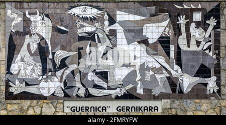 Guernica, Spanien - 09. April 2018: Eine geflieste Wand in Gernika erinnert an die Bombardierung während des Spanischen Bürgerkrieges.Gemälde 1937 von Pablo Picasso Stockfoto