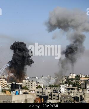 Gaza, Palästina. Mai 2021. Rauch über Gaza-Stadt nach einem israelischen Luftangriff. Das Gesundheitsministerium in Gaza gab bekannt, dass mindestens 26 Menschen, darunter neun Kinder, getötet wurden. Kredit: SOPA Images Limited/Alamy Live Nachrichten Stockfoto