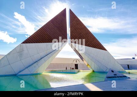 Lissabon, Portugal - 19. März 2016: Kriegsdenkmal am Ufer des Tejo in Lissabon, der Hauptstadt Portugals. Obelisk reflektiert im glatten Wasser Stockfoto