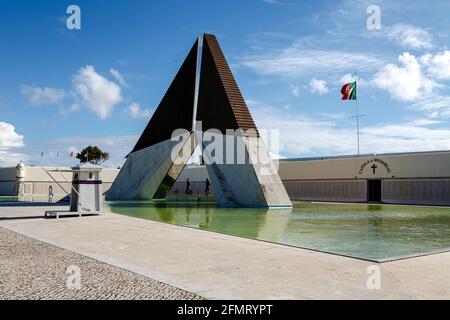 Lissabon, Portugal - 19. März 2016: Kriegsdenkmal am Ufer des Tejo in Lissabon, der Hauptstadt Portugals. Obelisk reflektiert im glatten Wasser Stockfoto