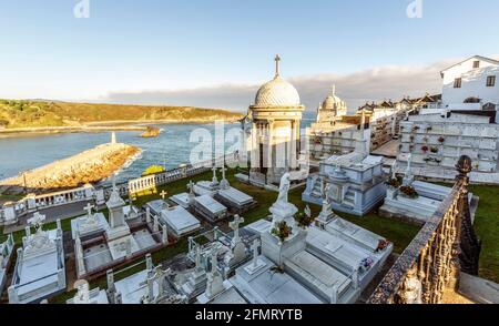 Luarca, Spanien - 31. März 2015: Der Friedhof von Luarca ist einer der schönsten an der kantabrischen Küste und wurde 1809 bis 1813 erbaut. Eine Figur Stockfoto