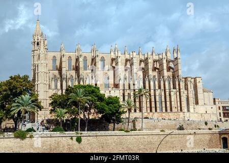 Palma de Mallorca, Spanien - 2. Oktober 2015: Die Kathedrale Santa Maria von Palma, die gemeinhin als La Seu bezeichnet wird, ist eine gotische römisch-katholische Kathedrale Stockfoto