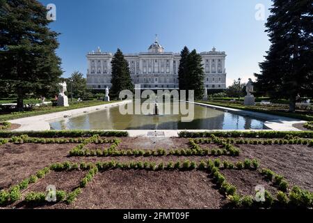 Königspalast von Madrid Spanien, Blick auf die Fassade aus den Gärten von Sabatini Stockfoto