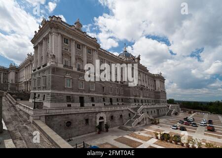 Palacio Real de Madrid Spanien, Blick auf die Fassade aus den Gärten von Sabatini Stockfoto