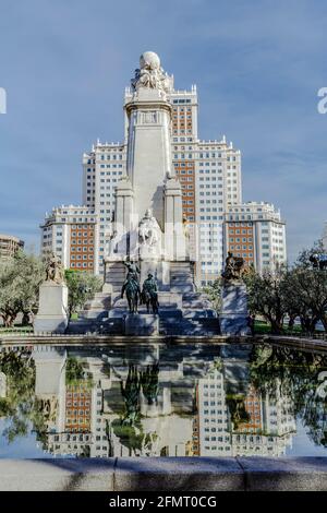 Madrid, Spanien - 27. November 2015: Denkmal von Miguel de Cervantes mit Statue von Don Quixote und Sancho Panza auf dem spanischen Platz in Madrid Stockfoto