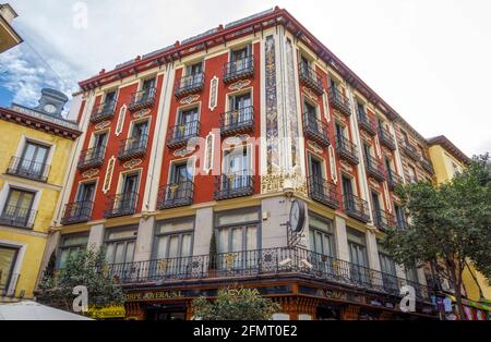 Madrid, Spanien - 10. November 2019: Außenansicht des Hotels Petite Palace Posada. Das Petit Palace Posada del Peine Hotel ist ein 4-Sterne-Superior-Hotel und IT Stockfoto