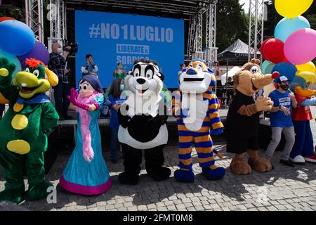Rom, Italien. Mai 2021. Die Maskottchen der italienischen Themen- und Wasserparks während der Demonstration auf der Piazza del Popolo in Rom, Italien am 10. Mai 2021 (Foto: Matteo Nardone/Pacific Press/Sipa USA) Quelle: SIPA USA/Alamy Live News Stockfoto