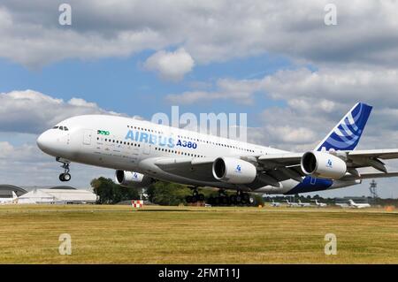 Airbus A380 F-WWDD – Prototyp für Unternehmensschemed, der auf der Farnborough International Airshow 2010, Großbritannien, abheben wird Stockfoto