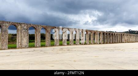 Dieses 3 km lange Aquädukt wurde im 16. Jahrhundert in Obidos in Extremadura Portugual erbaut. Stockfoto