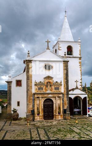 Mittelalterliche Santa Maria Kirche mit einem Renaissance Portal. Obidos ist eine mittelalterliche Stadt innerhalb von Mauern und sehr beliebt bei Touristen. Stockfoto