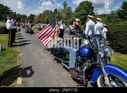 Swoyersville, Usa. Mai 2021. Veteranen und aktuelle Dienstmitglieder stehen auf dem Vormarsch, als dem Leichenwagen bei einer Beerdigung für Samuel Greenberg ein Motorradkarawane vorausgegangen ist. Kredit: SOPA Images Limited/Alamy Live Nachrichten Stockfoto